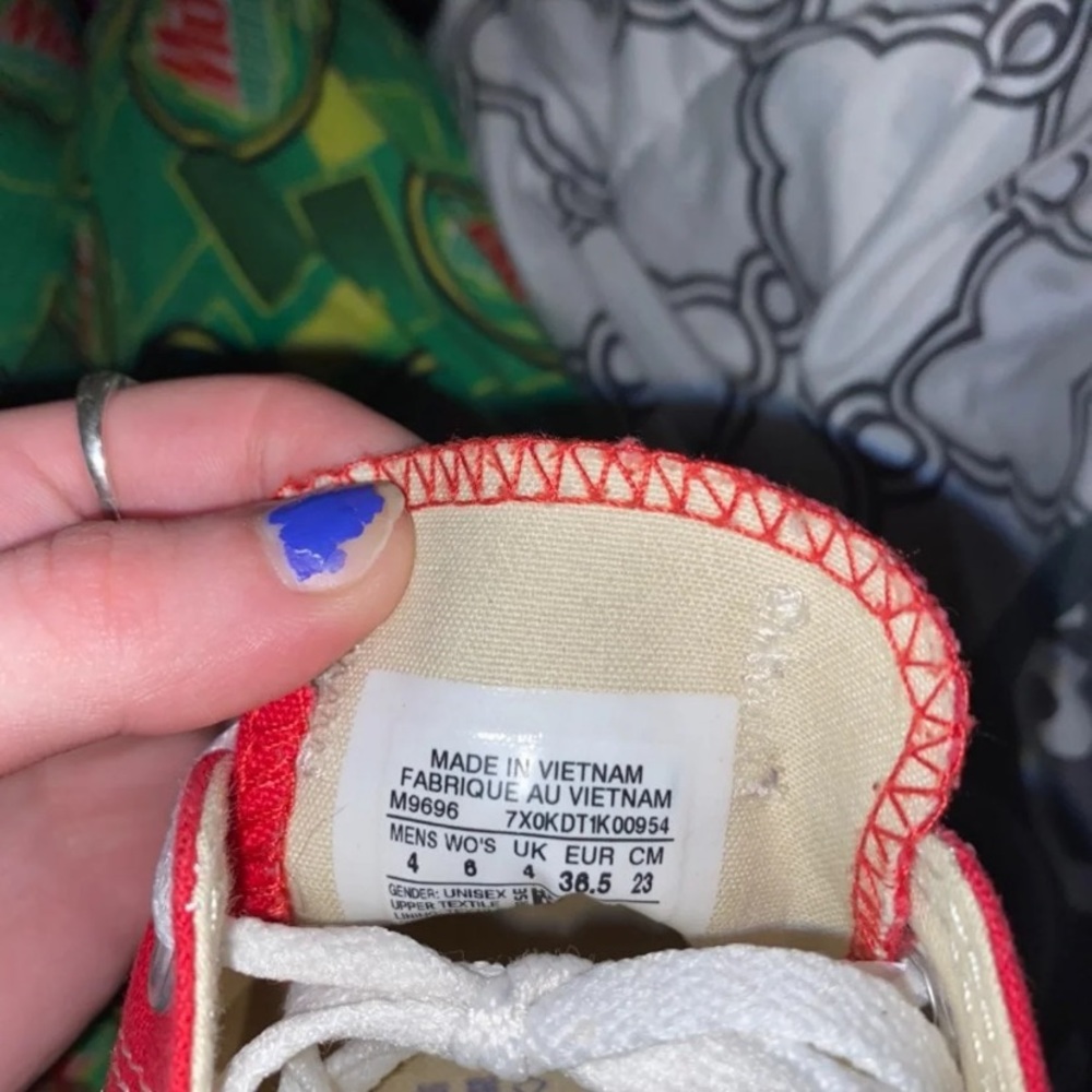 Red converse - Picture 6 of 6